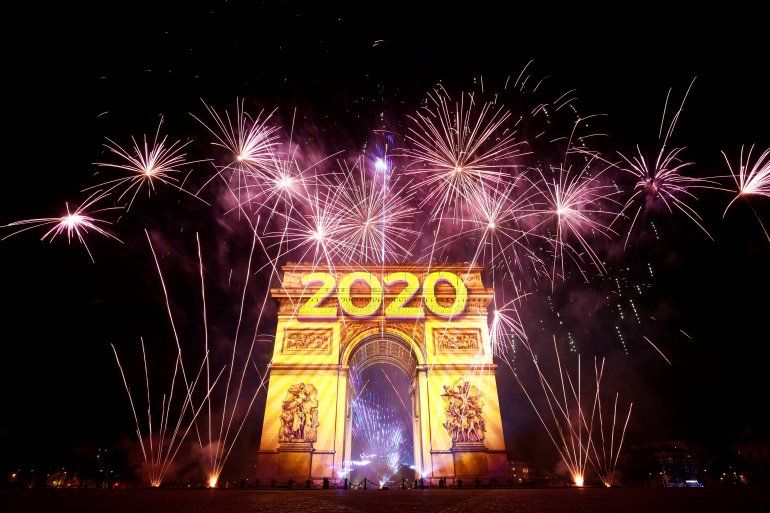 Cientos de franceses se reunieron en los Campos El&iacute;seos para observar el show de fuegos artificiales sobre el Arco de Triunfo (REUTERS Benoit Tessier)
