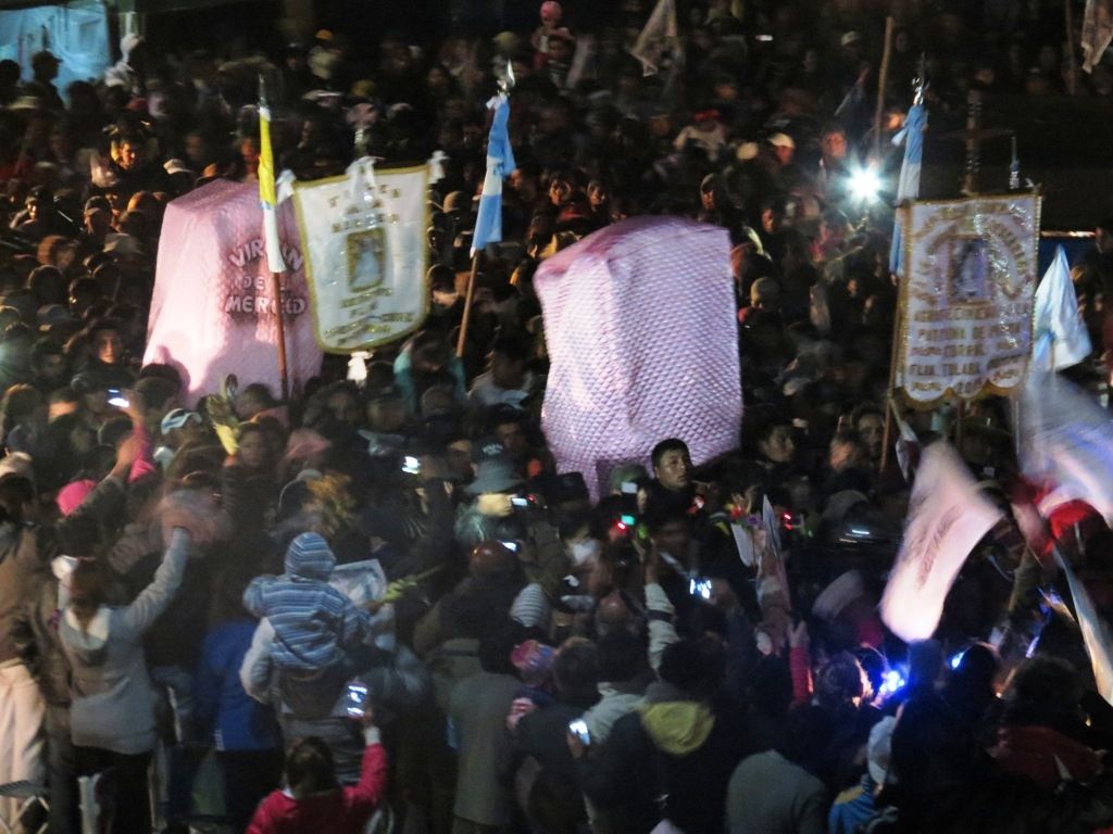 La imagen de la virgen llegó cubierta