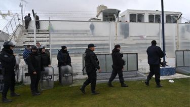 Partido suspendido por agresión al árbitro.