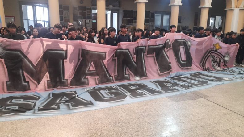 El tradicional Colegio del Huerto celebró sus 149 años con estudiantes, docentes y familias. Un banderazo llevó el festejo hasta Plaza Belgrano.