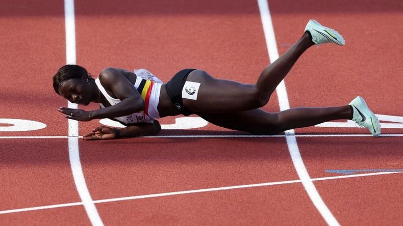 Anne Zagré se tropezó y cruzó la línea de meta rodando por la pista.