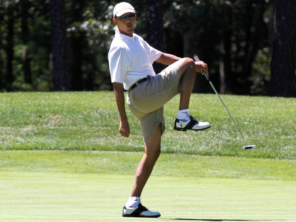 Barack Obama jugando al golf