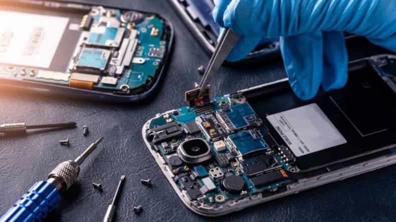 Adiós cargadores: crean un chip que dará electricidad a los celulares sin cables ni enchufes