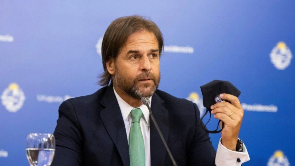 El presidente de Uruguay, Luis Lacalle Pou, anunció en enero que las primeras dosis de las vacunas contra el coronavirus llegarán en marzo. Foto: AP