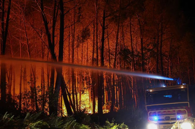 Feroz incendio en Francia