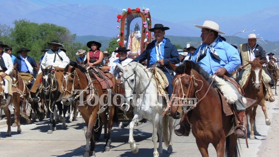 Peregrinan los gauchos, motociclistas y celebran la fiesta patronal de Río Blanco