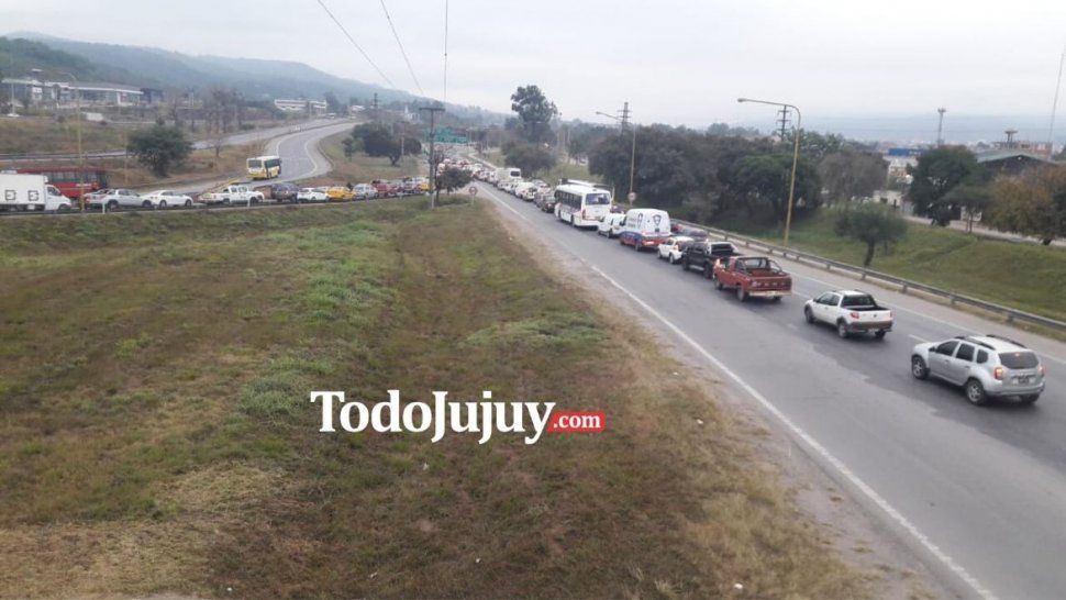 colapso total en el acceso sur: cientos de vehiculos quieren ingresar a la ciudad