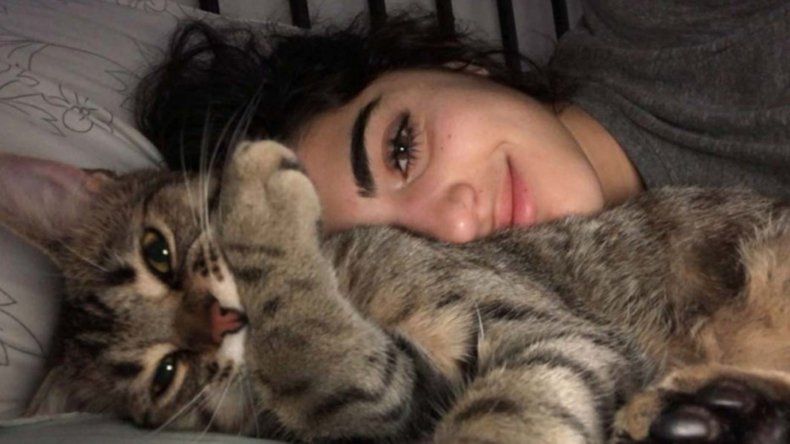Se quedó afuera de su casa y su gato le abrió la puerta