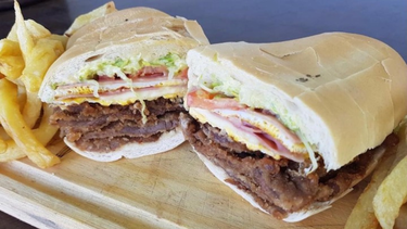 No quiere salir de casa: habló la madre del vendedor de sándwiches de milanesa expuesto por influencers de Salta