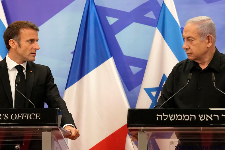 Emmanuel Macron junto a Benjamin Netanyahu (Christophe Ena/Pool via REUTERS/Foto de Archivo) Emmanuel Macron junto a Benjamin Netanyahu (Christophe Ena/Pool via REUTERS/Foto de Archivo)