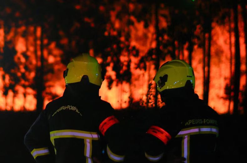 Feroz incendio en Francia 