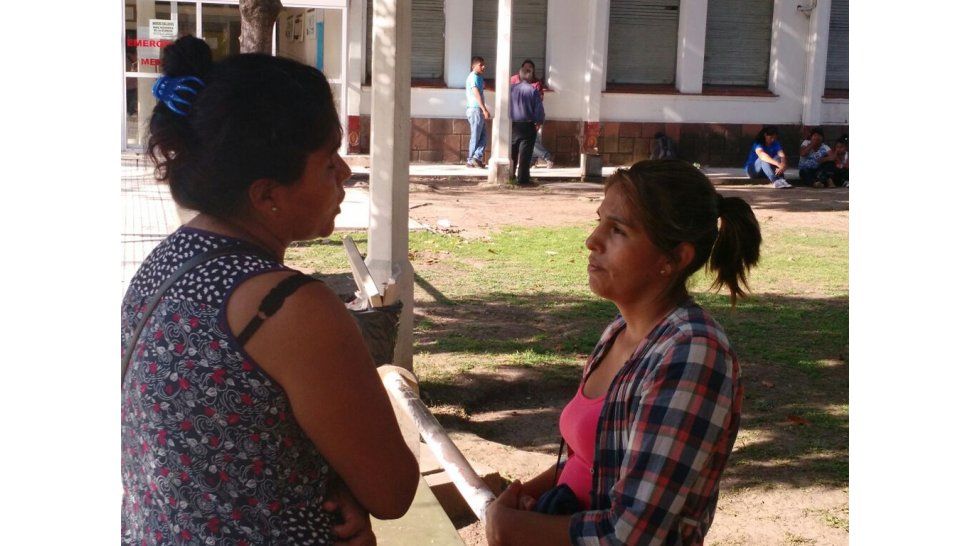 Ambas familias esperan en la guardia