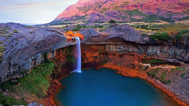El pueblo de Neuquén que impacta con su cascada
