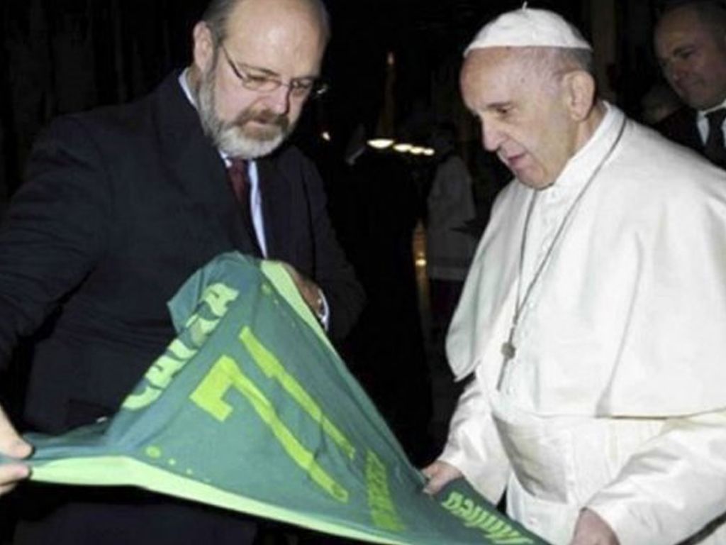 El Papa recibió una remera del Chapecoen