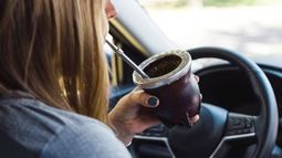 Tomar mates en el auto - Imagen alusiva