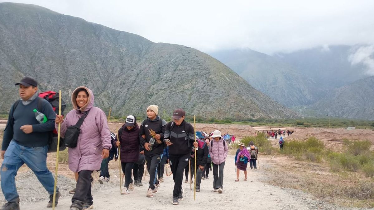 llegan los primeros peregrinos hacia el pueblo de Tumbaya