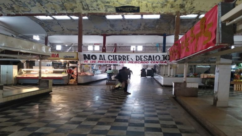 Interior del Mercado 6 de Agosto parcialmente ocupado, días antes del desalojo total. Abril 2022 - Foto: María Eugenia Lóndero