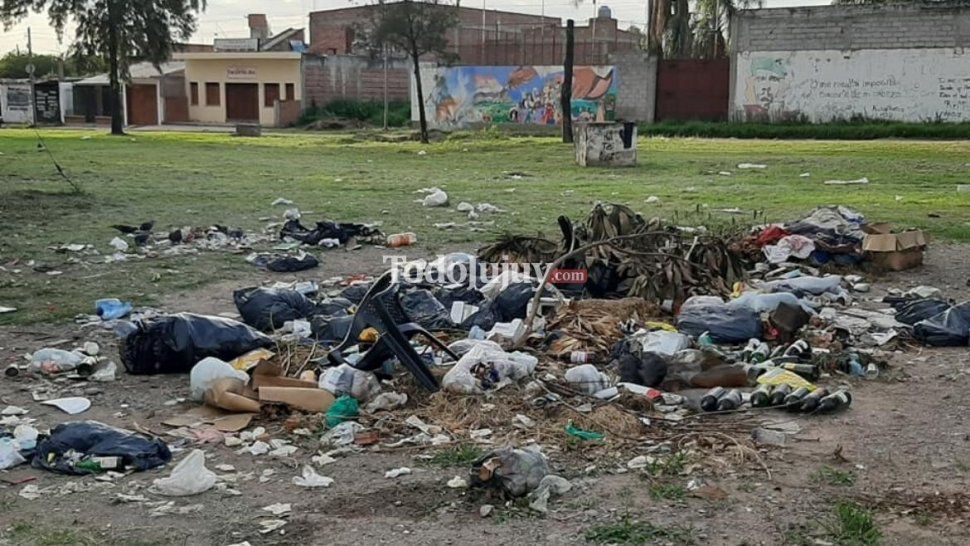 los vecinos no respetan los horarios de recoleccion y palpala se llena de basurales