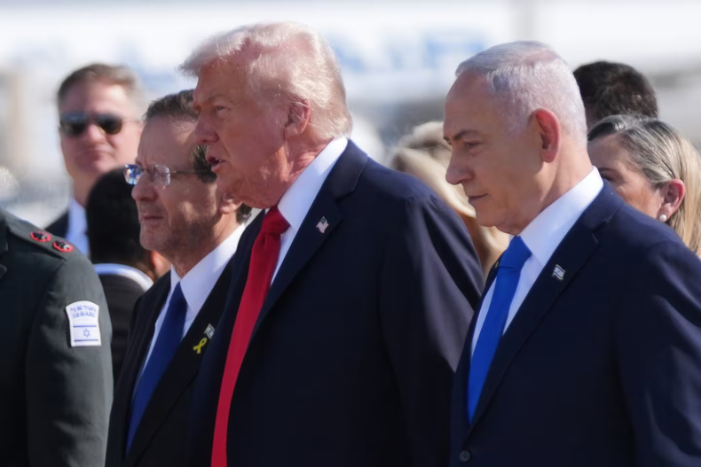 El presidente de Estados Unidos Donald Trump camina junto a su par de Israel Isaac Herzog y al primer ministro, Benjamín Netanyahu, en una ceremonia de bienvenida en el aeropuerto Ben Gurion. (Foto: AP - Evan Vucci)