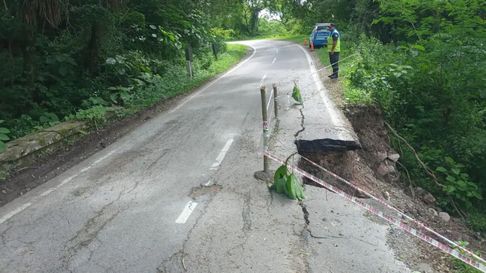 Todo Jujuy | Piden circular con precaución por un tramo a media calzada en un sector de la cornisa