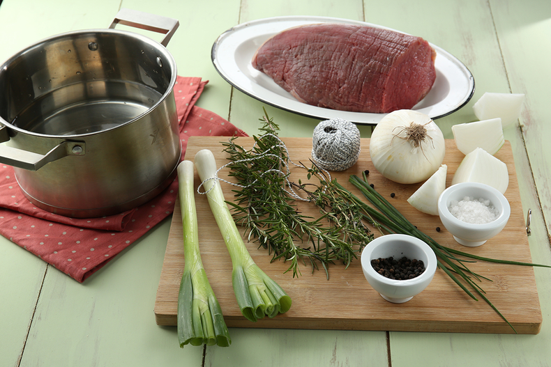 Para el peceto, colocar la carne en una olla con agua caliente. Añadir sal gruesa, granos de pimienta, y verduras como puerro, cebollas y un chorro de aceite de oliva. Tapar la olla y cocinar a fuego bajo por 1 ½ hora aproximadamente. Una vez cocido el peceto, dejar enfriar en el agua de cocción.
