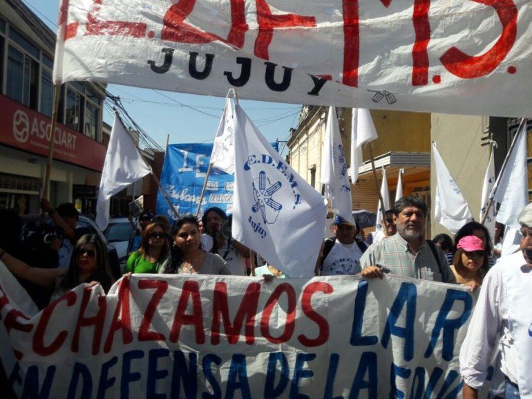 Reclaman los docentes.jpg