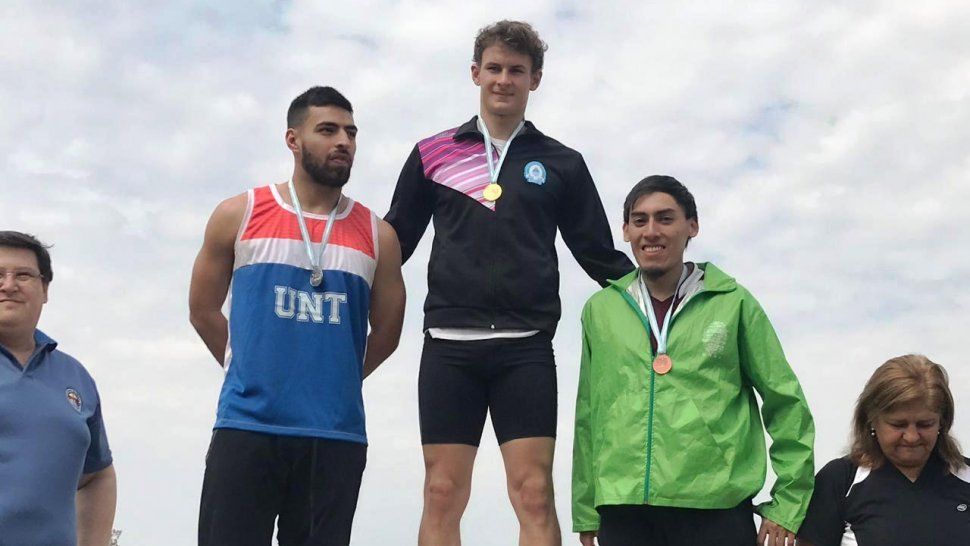Kevin Rivas logró tres medallas de oro y clasificó al nacional