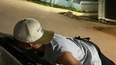 Un video viral muestra a jóvenes realizando maniobras extremas sobre un vehículo en movimiento en una calle de la ciudad de Orán.