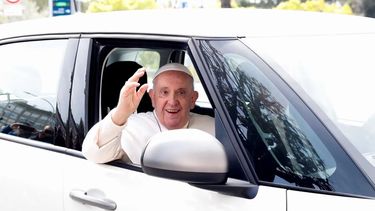 El Papa Francisco fue dado de alta y está de buen ánimo