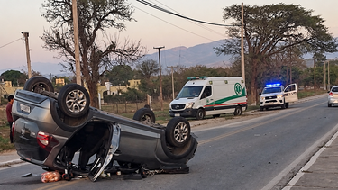 San Pedro: cuatro personas resultaron heridas tras un fuerte vuelco (imagen realizada con IA)