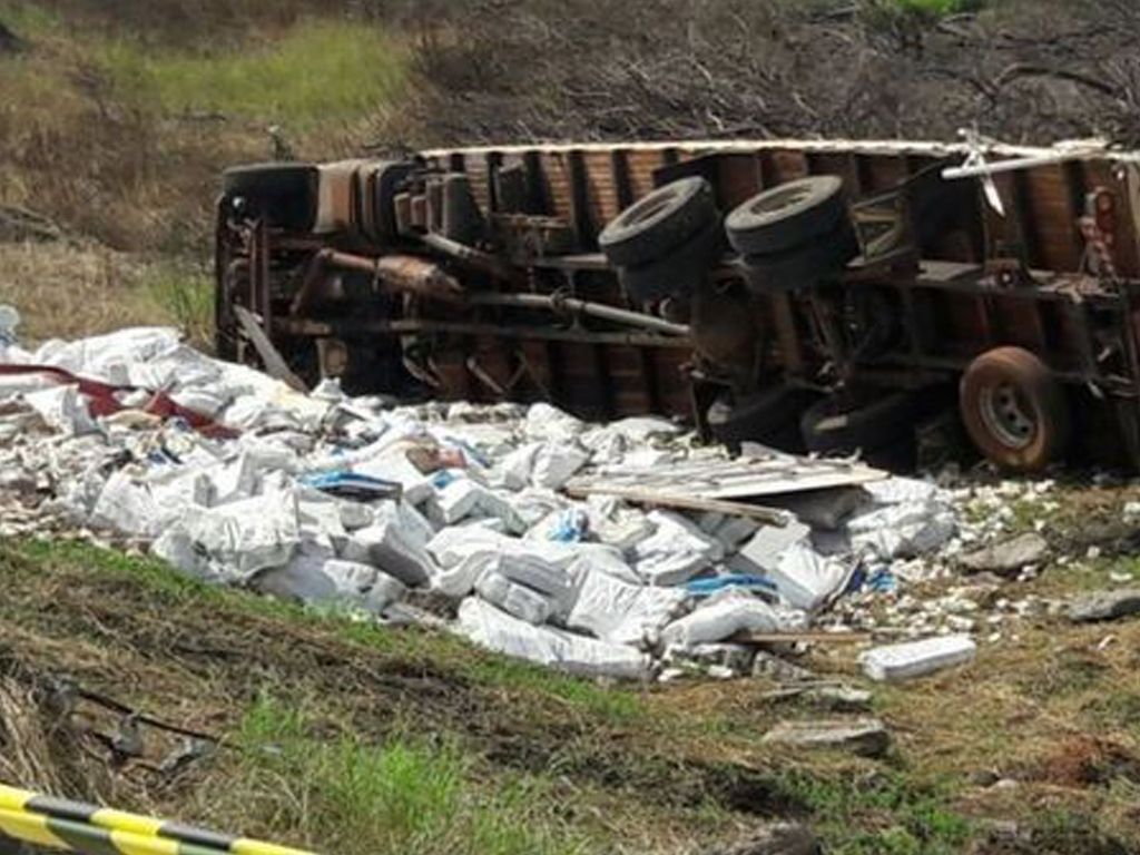 Volcó camión con 30 toneladas