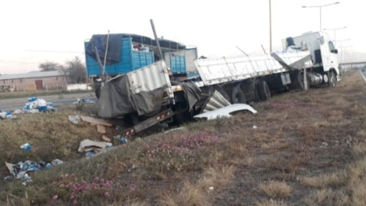 Palpalá: un camión descarriló y perdió casi toda su carga