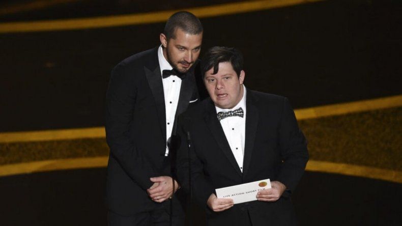Zack Gottsagen presenta el premio al Mejor Cortometraje junto a&nbsp;a Shia LaBeouf, su compa&ntilde;ero en The Peanut Butter Falcon.&nbsp;