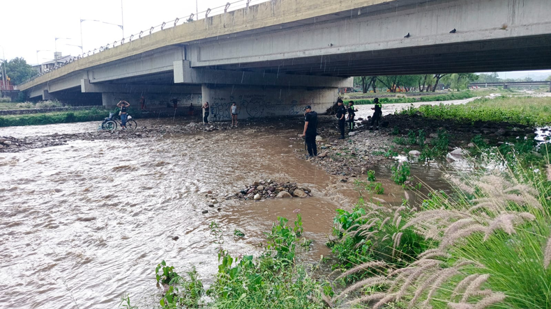Lluvias y crecidas de ríos: personas quedaron atrapadas al intentar cruzar