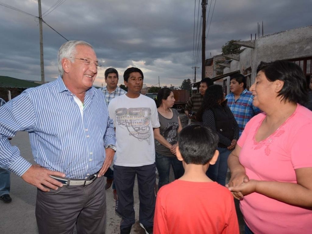 El Gobernador junto a los vecinos
