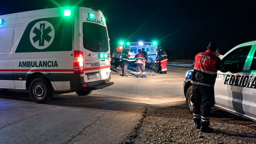 Un hombre que iba en su moto chocó contra una camioneta y murió.