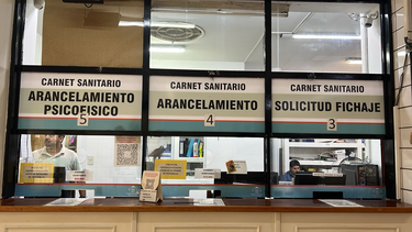 El carnet sanitario cuesta $15.000 y se tramita solo con turno previo. Atienden hasta 300 personas por día en el Centro Norte.