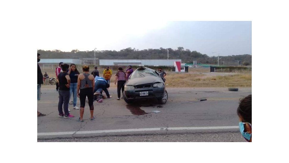 violento accidente en san pedro: un auto dio varios tumbos