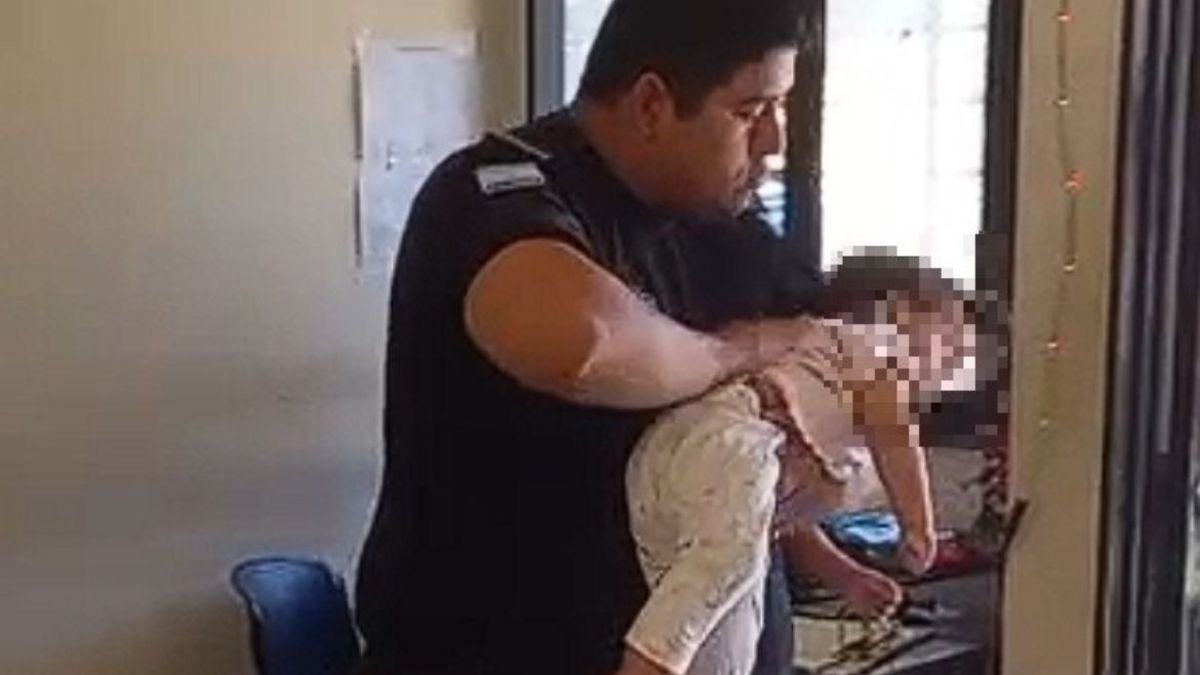 Un policía salvó la vida de una beba de 1 año que no podía respirar Un policía salvó la vida de una beba de 1 año que no podía respirar