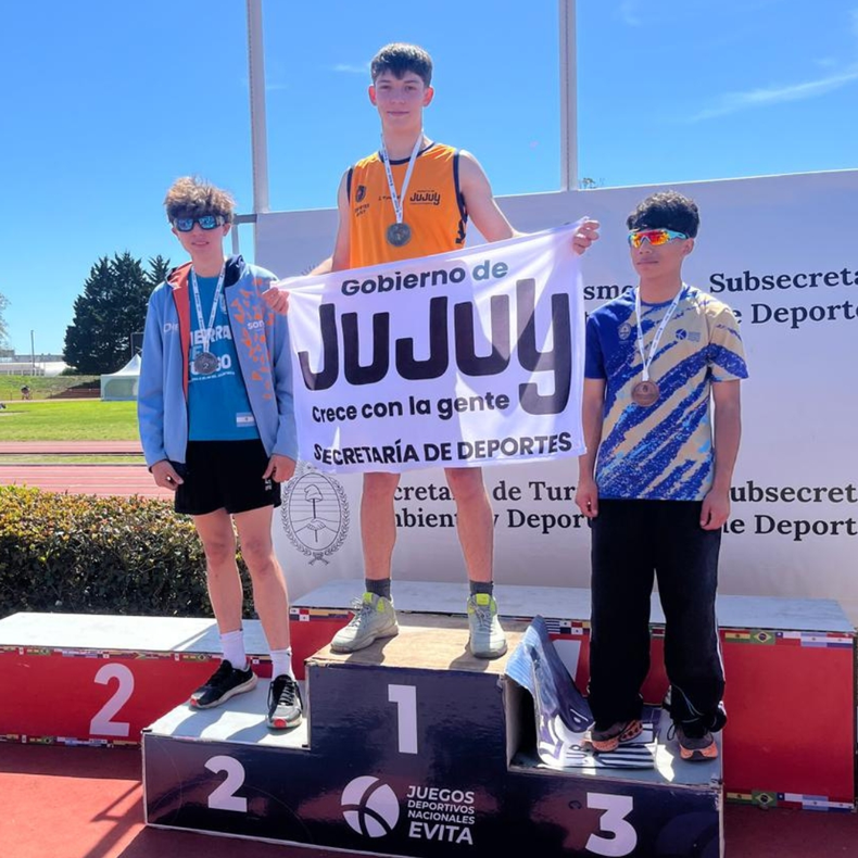 Atletismo jujeño en alza: récord de chicos en la pista y un ledesmense rumbo al Sudamericano Escolar
