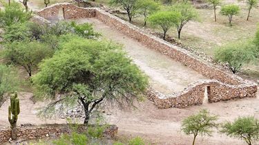 La gran escalinata de piedra que asciende por la ladera, uno de los accesos ceremoniales al complejo incaico del Shincal,&nbsp;