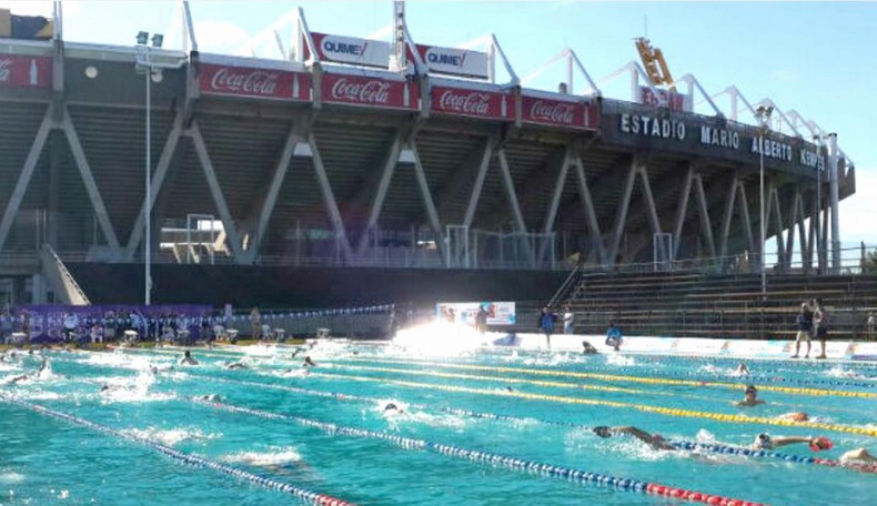 Murió un nadador tras sufrir un infarto masivo en la pileta del Kempes