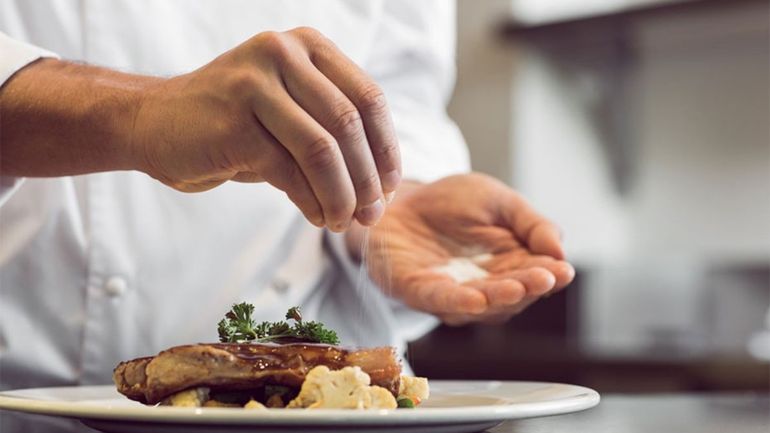 Existen algunas diferencias entre la sal marina y la sal de mesa común que utilizamos cotidianamente en cuanto al sabor, tamaño, textura y procesamiento. 
