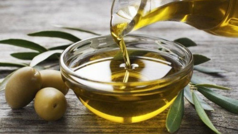 Prohiben la venta de un aceite de oliva y una solución fisiológica