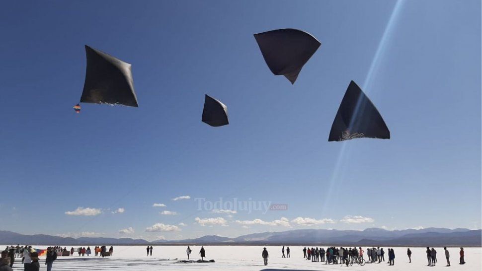 Aerocene Pacha: elevados por el aire y el calor globos negros flotaron en las Salinas Grandes