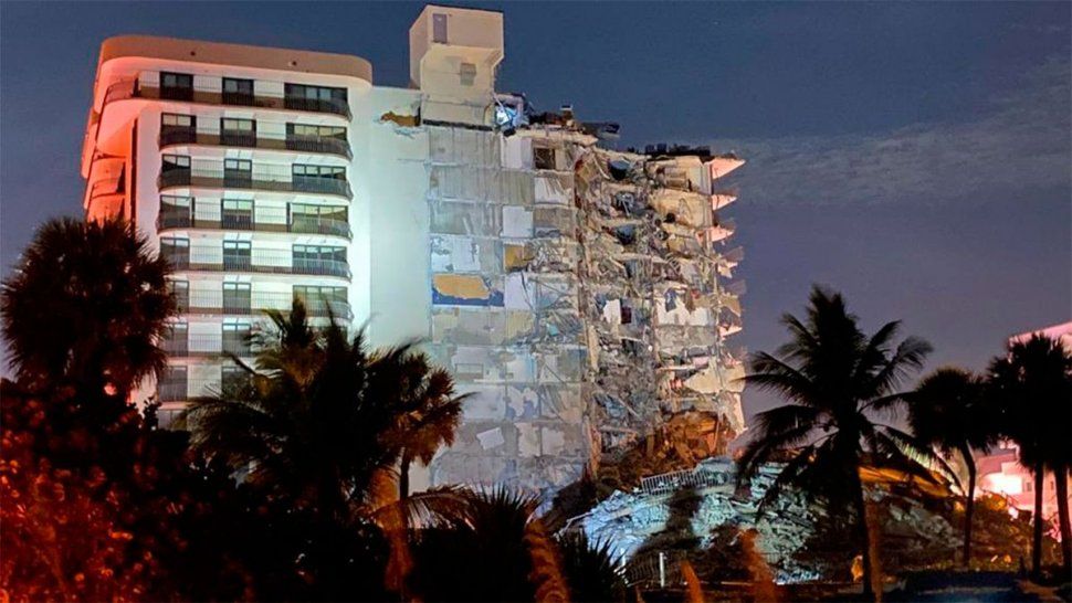 Vista del edificio Champlain, que se derrumbó parcialmente esta madrugada.