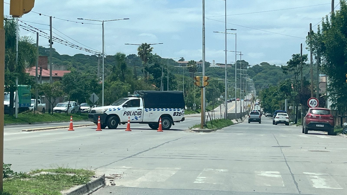 Corte total en avenida Balbín por un choque entre dos autos