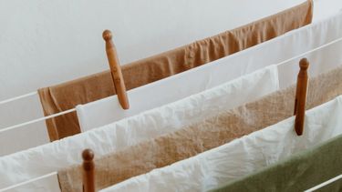 Los trucos para secar la ropa rápido en invierno.  
