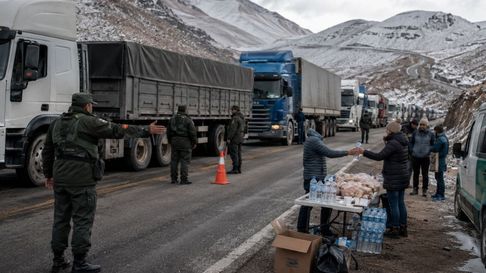 Todo Jujuy | Asistencia a camioneros varados en Paso de Jama - Imagen creada por IA 