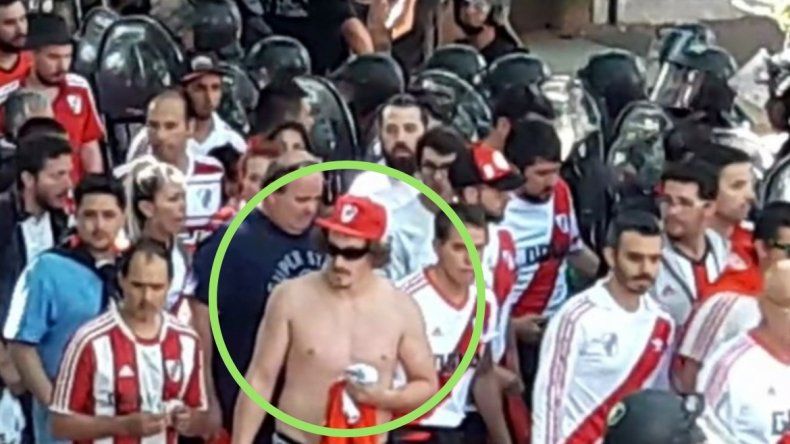 Detienen a un hincha de River por agresión al colectivo de equipo de Boca
